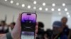 Seorang pengunjung memegang iphone 14 Pro dalam acara peluncuran produk terbaru Apple di Cupertino, California, pada 7 September 2022. (Foto: AP/Jeff Chiu) 