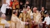 Raja Charles III mengenakan Mahkota St Edward saat upacara penobatannya di Westminster Abbey, London. (Foto:Yui Mok via REUTERS)