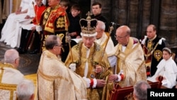 Raja Charles III mengenakan Mahkota St Edward saat upacara penobatannya di Westminster Abbey, London. (Foto:Yui Mok via REUTERS)