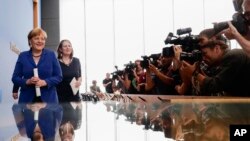 Kanselir Jerman Angela Merkel meninggalkan konferensi pers di Berlin (28/7). (AP/Markus Schreiber)