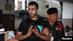 Hakeem Al Araibi, mantain pemain timnas Bahrain, yang kini masih ditahan oleh pihak berwajib Thailand, tiba di pengadilan Bangkok, Thailand Selasa (11/12). 