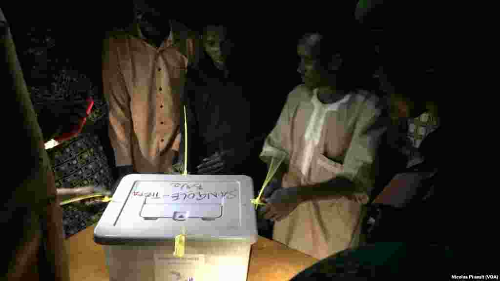 Sous les lampes, le président de ce bureau de vote situé dans la mairie de la 5e commune de Niamey s&#39;apprête à ouvrir l&#39;urne pour&nbsp; le dépouillement, le 21 février 2016. (VOA/Nicolas Pinault) &nbsp;