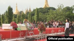 ၆၆ ႏွစ္ေျမာက္ အာဇာနည္ေန႔ လြမ္းသူ႔ပန္းေခြခ်ရန္ အာဇာနည္ကုန္းသို႔ေရာက္လာေသာ ဗိုလ္ခ်ဳပ္ေအာင္ဆန္း၏သမီး ေဒၚေအာင္ဆန္းစုၾကည္။