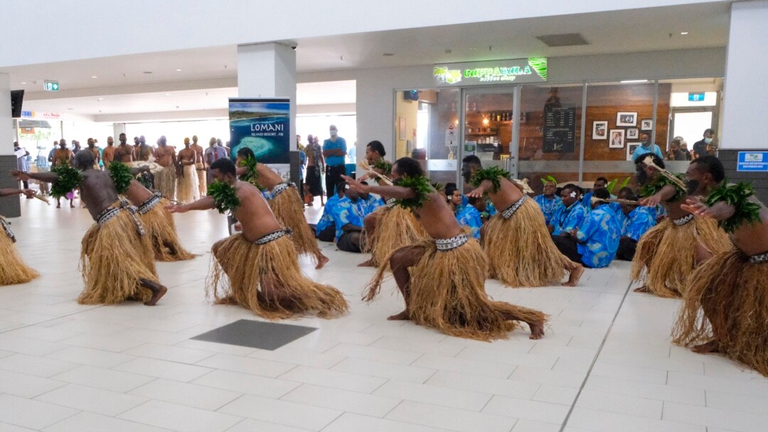 Para tamu disambut dengan tarian tradisional Fiji saat mereka tiba di bandara Internasional Nadi di Fiji, Rabu, 1 Desember 2021. (Tourism Fiji via AP)