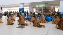 Para tamu disambut dengan tarian tradisional Fiji saat mereka tiba di bandara Internasional Nadi di Fiji, Rabu, 1 Desember 2021. (Tourism Fiji via AP)