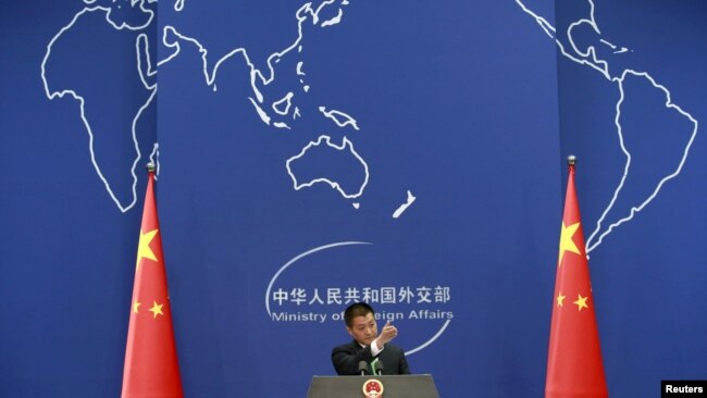 中国外交部发言人陆慷在例行记者会上。(资料照片)