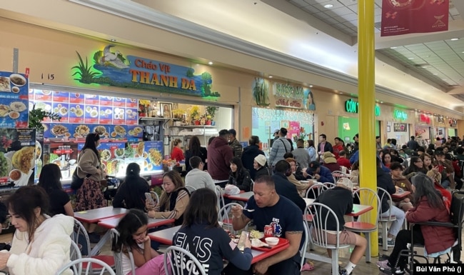 Hàng quán trong Grand Century Mall (Ảnh: Bùi Văn Phú)