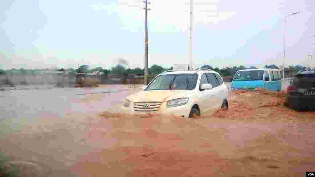 Angola, Luanda. As estradas completamente alagadas não travam os automobilistas, à entrada do Kilamba. A chuva na capital cai desde há uma semana. 29 de Abril 2014