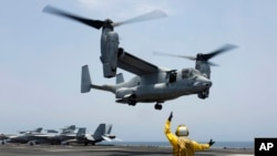 Посадка MV-22 Osprey на польотну палубу USS Abraham Lincoln в Аравійському морі 17 травня 2019 року. (Фото ВМС США/AP)