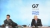 El primer ministro británico, Boris Johnson (Der), y el presidente francés, Emmanuel Macron, se sientan alrededor de la mesa directiva de la reunión del G-7 en Carbis Bay, Cornwall, Reino Unido, el 11 de junio de 2021.