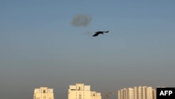 Piştî êrîşên Îranê yên bi dron û mûşekan yên 2’yê Îlona 2026’an, li ezmanê bakurê Behreynê dûman tê dîtin.