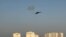 Piştî êrîşên Îranê yên bi dron û mûşekan yên 2’yê Îlona 2026’an, li ezmanê bakurê Behreynê dûman tê dîtin.
