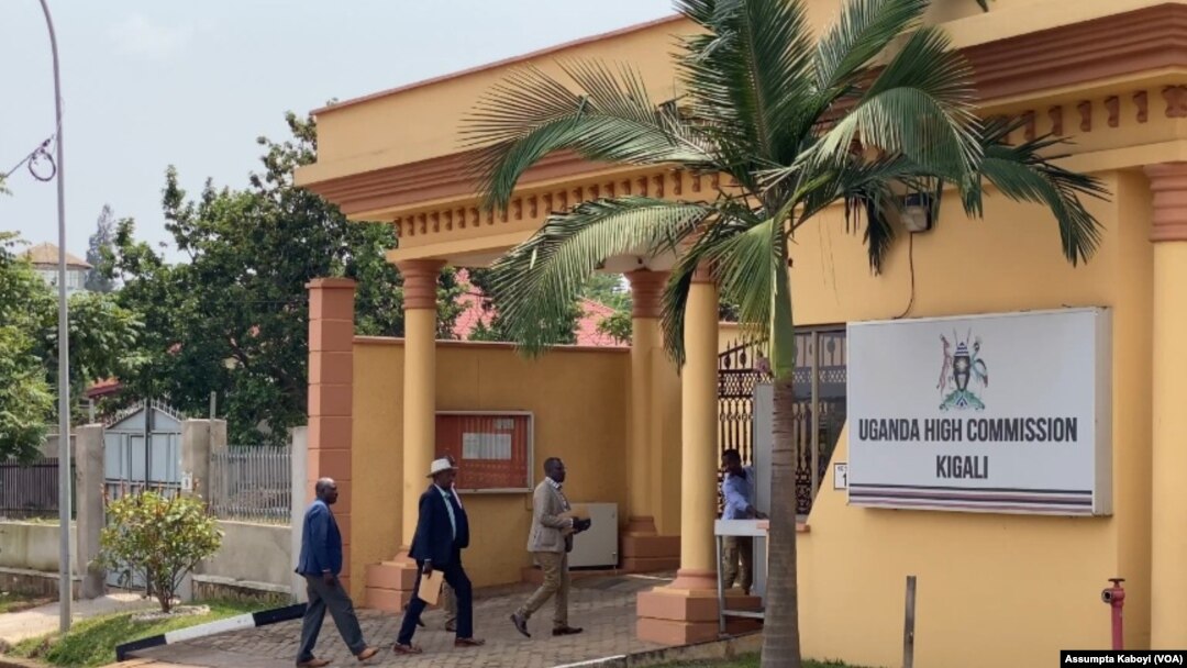 Impunzi z'Abanyekongo zitwaye ubutumwa bwanditse kuri Ambasade ya Uganda mu Rwanda, imwe mu zindi zinyuranye bandikiye bavuga ku bibazo bafite mu myaka bamaze mu buhunzi igera kuri 28. Photo Assumpta Kaboyi, VOA, Kigali, Rwanda, taliki 01-23-2023. 