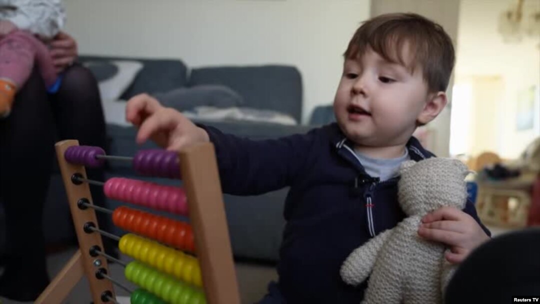 Teddy Hobbs menghitung dalam bahasa Prancis pada sebuah abacus.