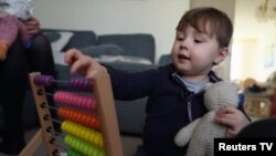 Teddy Hobbs menghitung dalam bahasa Prancis pada sebuah abacus.