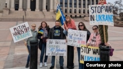 Представители украинской диаспоры Оклахомы на акции протеста у здания Капитолия штата (courtesy photo)