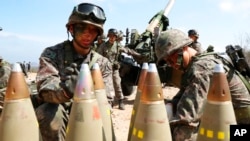 Архівне фото: військовий Південної Кореї розславляє снаряди для 155-мм гаубиць