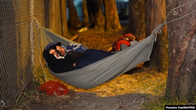 Decenas de nicaragüenses duermen a la intemperie en las afueras de Migración y Extranjería de Costa Rica