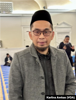 Adi Hidayat seusai bersafari dakwah di Masjid Imaam Center. (Foto: VOA/Karlina Amkas)