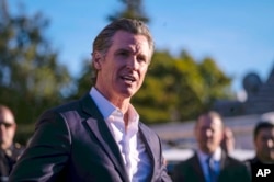 El gobernador de California, Gavin Newsom, habla el martes 24 de enero de 2023 en el I.D.E.S. Salón Portugués en Half Moon Bay, California, con las familias de las víctimas, líderes locales y miembros de la comunidad que se vieron afectados por los devastadores tiroteos del día anterior. (Foto AP/Aaron Kehoe)