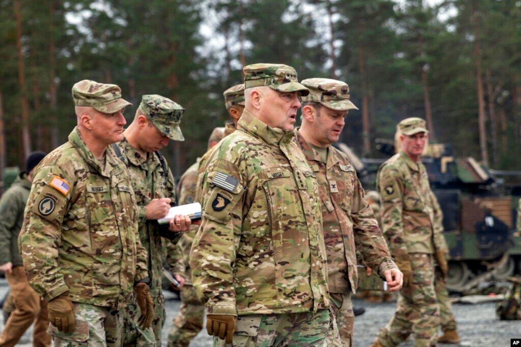 美国陆军提供的照片显示，美参联会主席米利将军在德国格拉芬沃尔训练区会晤美国陆军官员。(2023年1月16日)(photo:VOA)