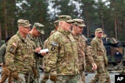 美国陆军提供的照片显示，美参联会主席米利将军在德国格拉芬沃尔训练区会晤美国陆军官员。(2023年1月16日)
