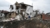 Một căn nhà đổ nát sau vụ tấn công bằng tên lửa của Nga vào Hlevakha, vùng Kyiv ở Ukraine hôm 26/2\1 năm, 2023