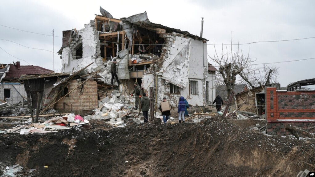 俄军火箭攻击乌克兰基辅地区炸毁民房。（2023年1月26日）(photo:VOA)