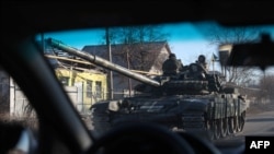 Pasukan Ukraina tampak menaiki tank T-80 di dekat wilayah Lyman, Donetsk, Ukraina, pada 24 Januari 2023. (Foto: AFP/Anatolii Stepanov)