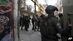 Pasukan keamanan Israel setelah melakukan penghancuran rumah keluarga pria bersenjata Palestina, dekat Yerusalem, 25 Januari 2023 (foto: dok). 