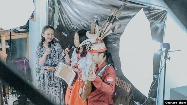 Sumarni Laman (kiri) tergerak untuk terus menempuh aktivisme setelah karhutla di Kalimantan tahun 2019 (Courtesy: Ranu Welum Foundation)