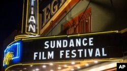 ARCHIVO - La marquesina del Teatro Egipcio aparece durante el Festival de Cine de Sundance en Park City, Utah, el 28 de enero de 2020.