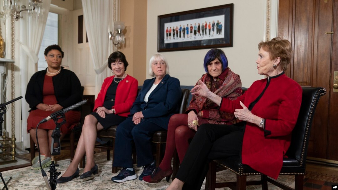 Dari kiri: Shalanda Young, Senator Susan Collins, Senator Patty Murray, Rosa DeLauro, dan Kay Granger, saat wawancara dengan The Associated Press di Gedung Capitol, Washington, 26 Januari 2023. (AP/Manuel Balce Ceneta)