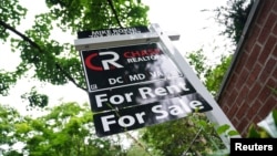 Se ve un letrero de "Se alquila, se vende" afuera de una casa en Washington, EEUU, el 7 de julio de 2022. Foto: Sarah Silbiger/Reuters.
