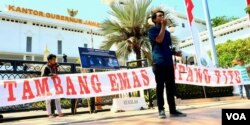 Warga, aktivis lingkungan dan mahasiswa melakukan aksi di depan Kantor Gubernur Jawa Timur, menolak tambang emas Tumpang Pitu, Banyuwangi (foto Petrus Riski)