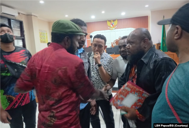 Victor Yeimo berdiskusi dengan tim pembela hukumnya. (Foto: LBH Papua/EG)