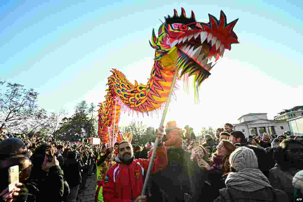 Изведувачите учествуваат во парадата на прославата на кинеската лунарна нова година на зајакот, во центарот на Милано, Италија.