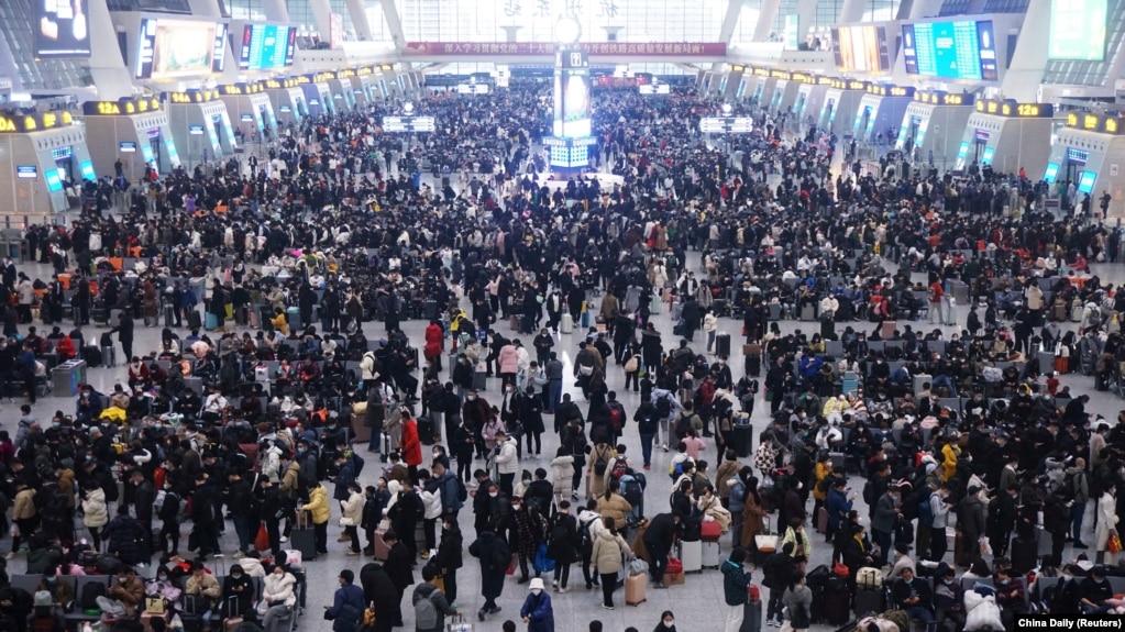 2023年1月20日，中国浙江省杭州市，春节前夕，旅客在杭州东站等待火车。(photo:VOA)