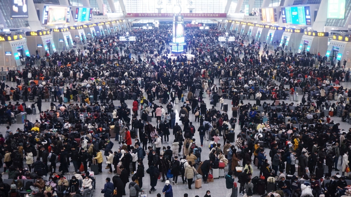 疫情限制政策取消后 中国今年春节假期民众旅行人数剧增