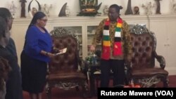 Sachigaro veZEC Amai Priscilla Chigumba vachitambidzwa gwaro rekutarwa kwematunhu nemutungamiri wenyika, VaEmmerson Mnangagwa