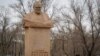 بنای یادبود سرگئی کورولف دانشمند موشکی شوروی و طراح فضاپیما در شهر بایکونور، قزاقستان. ۲۵ اسفند ۱۳۹۴. رویترز
