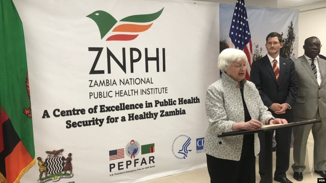 Ministri w'Imali w'Amerika, Janet Yellen, afashe ijambo mu muhango wo gufungura ishuli ryigisha iby'ubuvuzi muri Zambiya