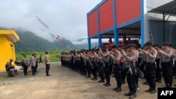 Polisi mengambil alih setelah dua pekerja tewas sebagai buntut dari kerusuhan di sebuah pabrik peleburan nikel di Morowali Utara, Sulawesi. (Foto: via AFP)