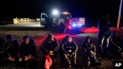 Sejumlah migran tampak menunggu untuk untuk diproses ketika tiba di perbatasan AS-Meksiko di Yuma, Arizona, pada 6 Januari 2023. (Foto: AP/Gregory Bull)