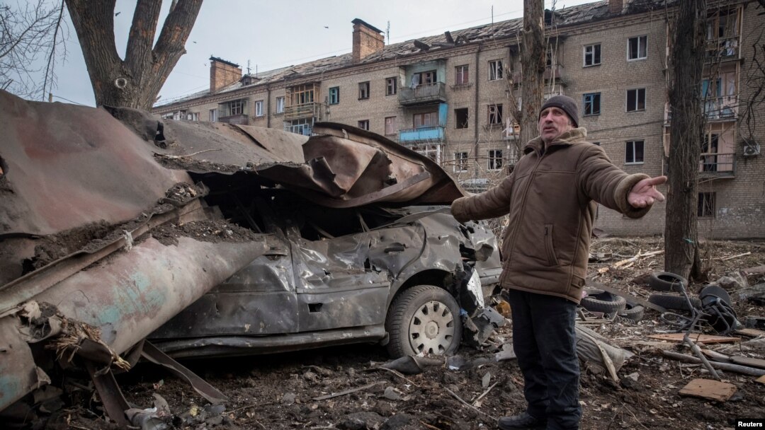 Serhii, seorang warga setempat berdiri di samping mobilnya yang dihancurkan oleh serangan rudal Rusia di Kostiantynivka, wilayah Donetsk, Ukraina, 28 Januari 2023. (Foto: REUTERS/Oleksandr Ratushniak)