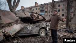 Serhii, seorang warga setempat berdiri di samping mobilnya yang dihancurkan oleh serangan rudal Rusia di Kostiantynivka, wilayah Donetsk, Ukraina, 28 Januari 2023. (Foto: REUTERS/Oleksandr Ratushniak)