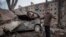 Serhii, seorang warga setempat berdiri di samping mobilnya yang dihancurkan oleh serangan rudal Rusia di Kostiantynivka, wilayah Donetsk, Ukraina, 28 Januari 2023. (Foto: REUTERS/Oleksandr Ratushniak)