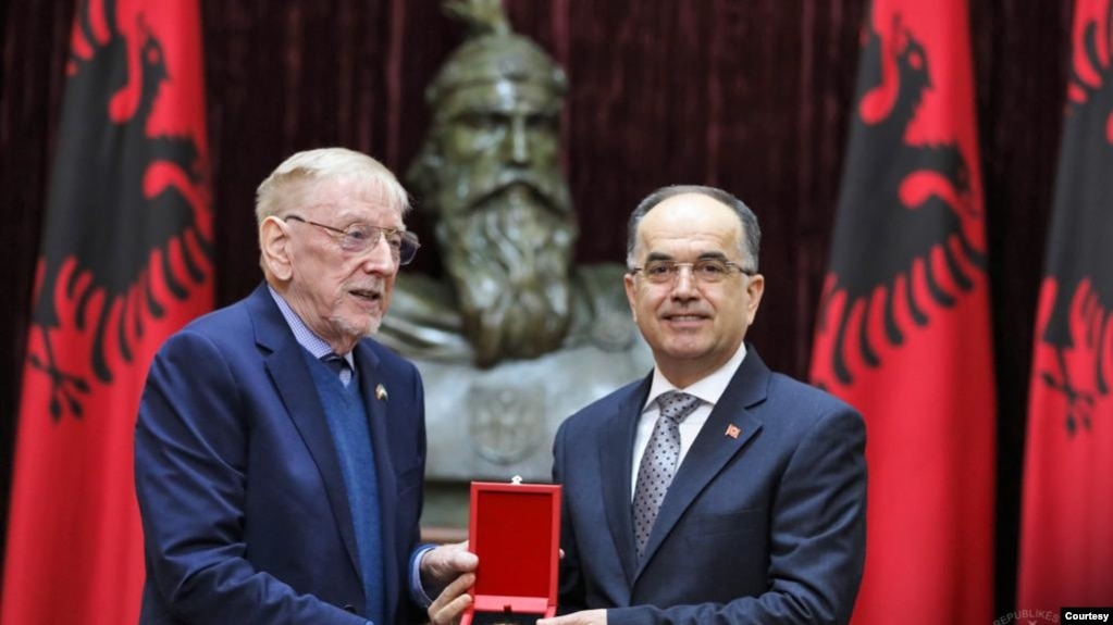Masakra e Reçakut, presidenti Begaj dekoron ambasadorin Walker
