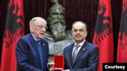 Presidenti shqiptar Bajram Begaj dekoron Ambasadorin William Walker