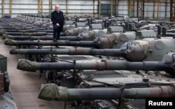 Arhiva - Fredi Versluis, izvršni direktor belgijske odbrambene kompanije OIP Land Sistems, koji je rekao da bi mogao pomoći Ukrajini ako dobije izvozne dozvole od belgijske regionalne vlade Valonije i Nemačke za prodaju svojih tenkova, nalazi se među desetinama nemačkih tenkova Leopard 1, u hangar u Turneu, Belgija 31. januara 2023